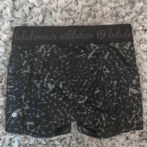 Printed Lululemon compression shorts w/ pockets
